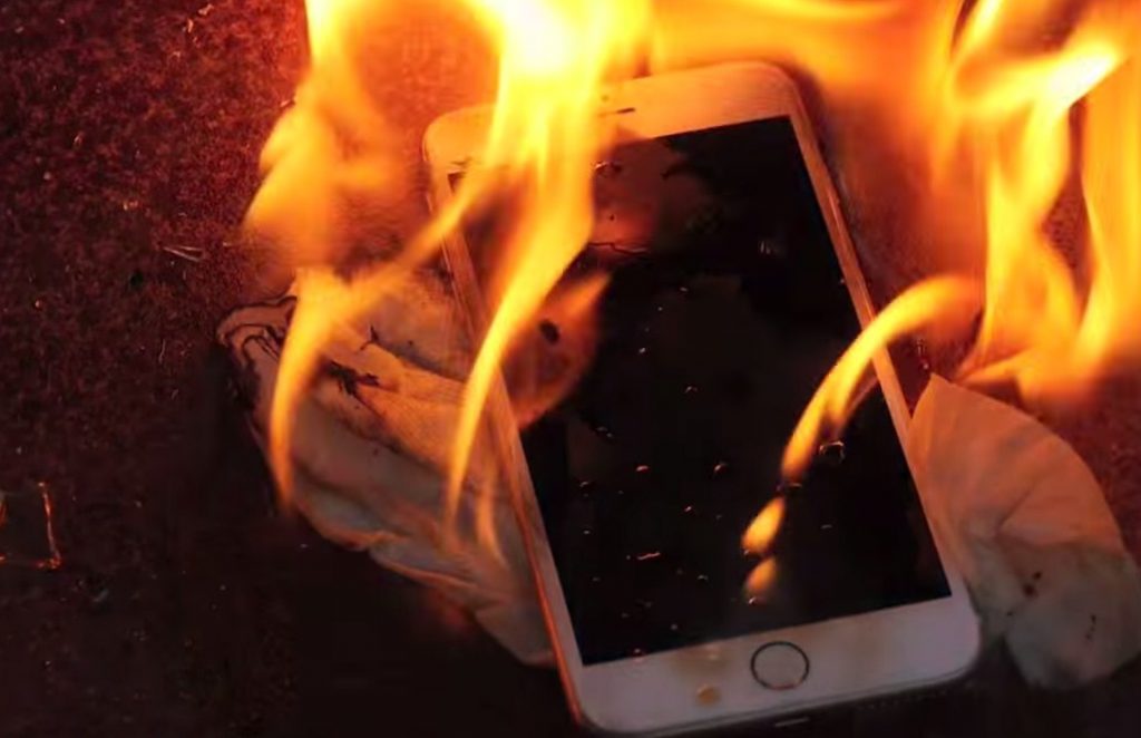 iPhone 6 загорелся в руках 11-летней девочки [+фото телефона]
