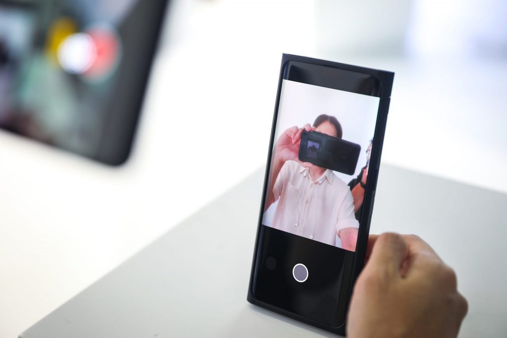 Oppo показала первый в мире смартфон с подэкранной камерой