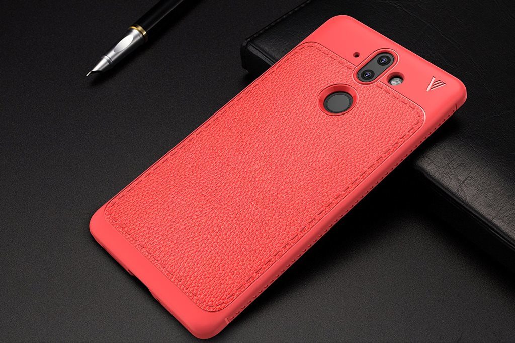 Фото смартфона Nokia 9 в красном чехле