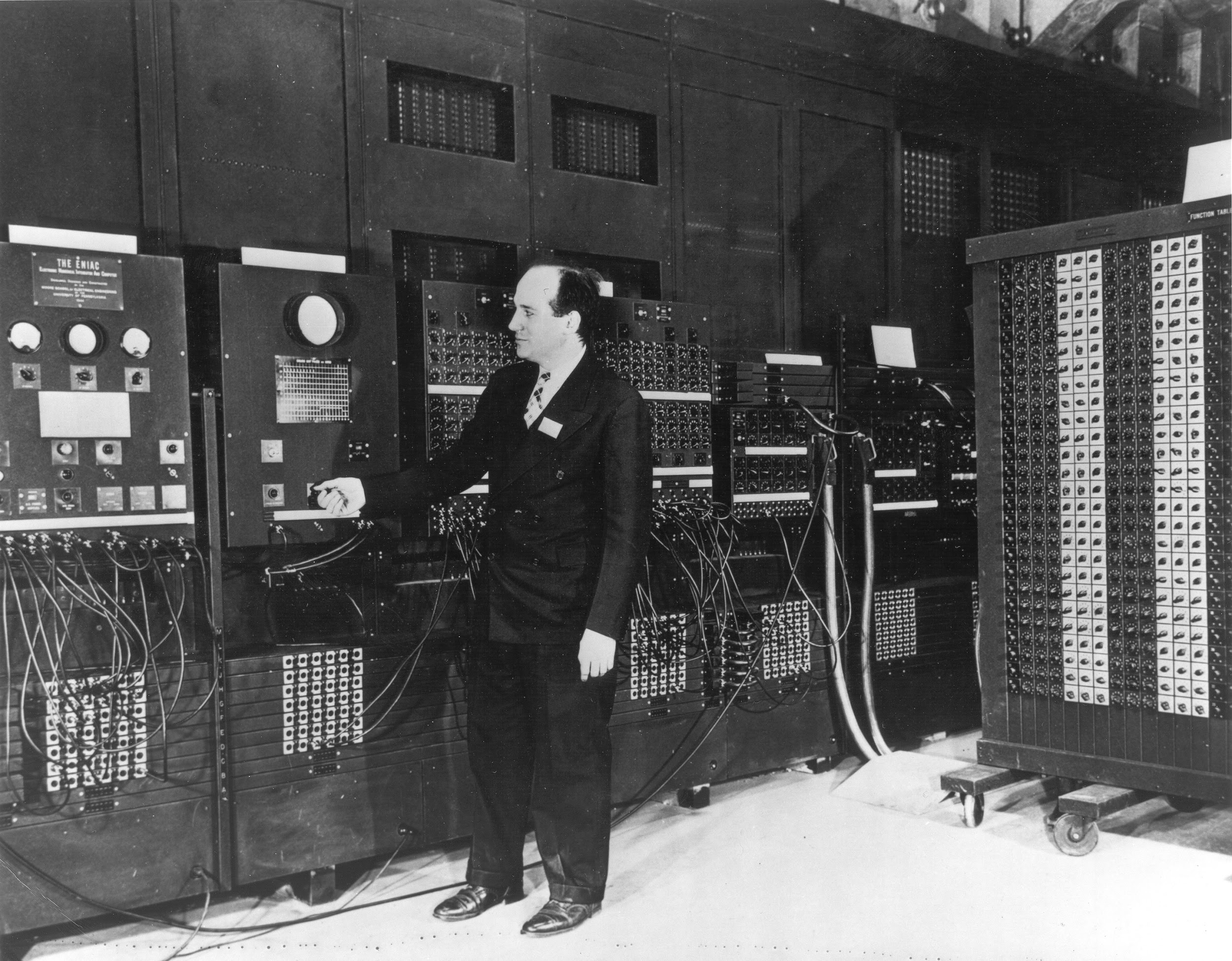 Электронный компьютер электронная машина. Компьютер Eniac 1946. Первый компьютер в мире ЭНИАК. ЭНИАК 1945. ЭВМ Eniac 1945.