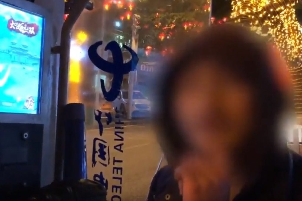 Китайский безработный использовал таксофон как компьютер с безлимитным интернетом