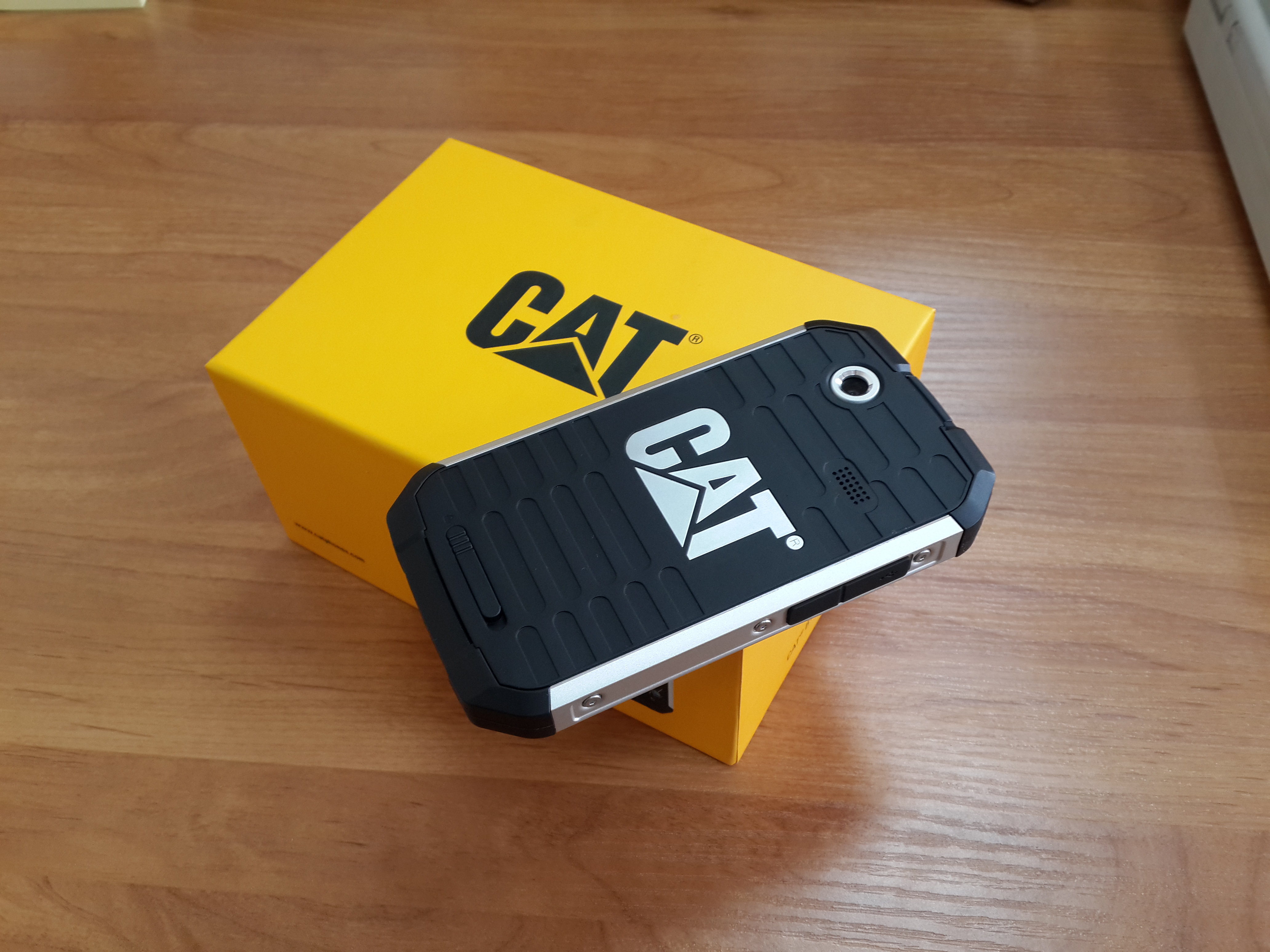 Ударопрочные и водонепроницаемые телефоны Caterpillar: ТОП-10 моделей