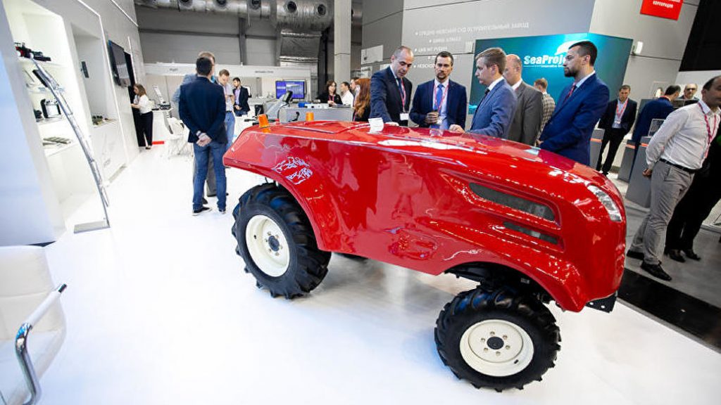 В России на Иннопром-2019 показали первый беспилотный трактор
