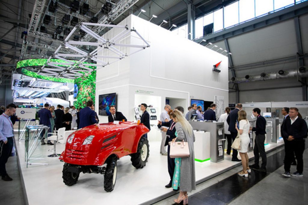 В России на Иннопром-2019 показали первый беспилотный трактор