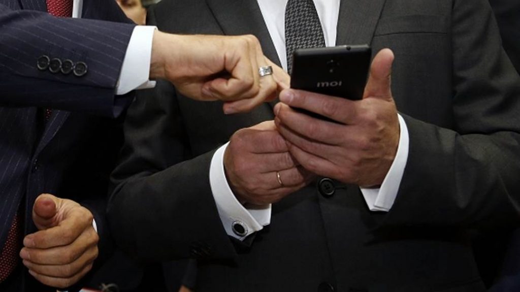 За чей счет банкет? 1,4 миллиона чиновников получат отечественные телефоны