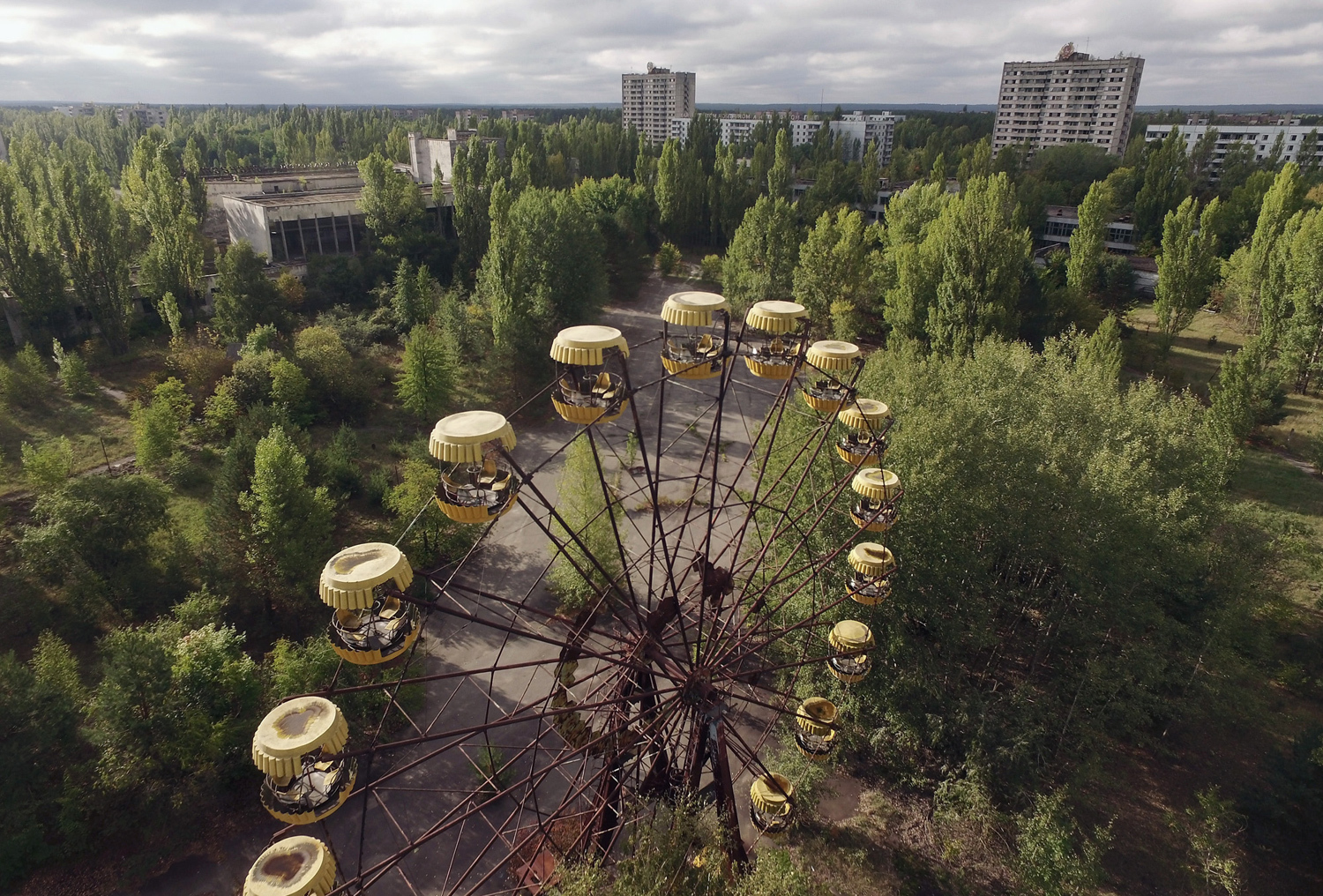 Чернобыль зона фото. Колесо обозрения Припять 1986. Зона отчуждения Чернобыльской АЭС. Зона отчуждения город Припять. Чернобыль зона отчуждения АЭС.