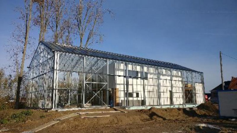Жить за стеклом: зачем в Европе строят дома в теплицах