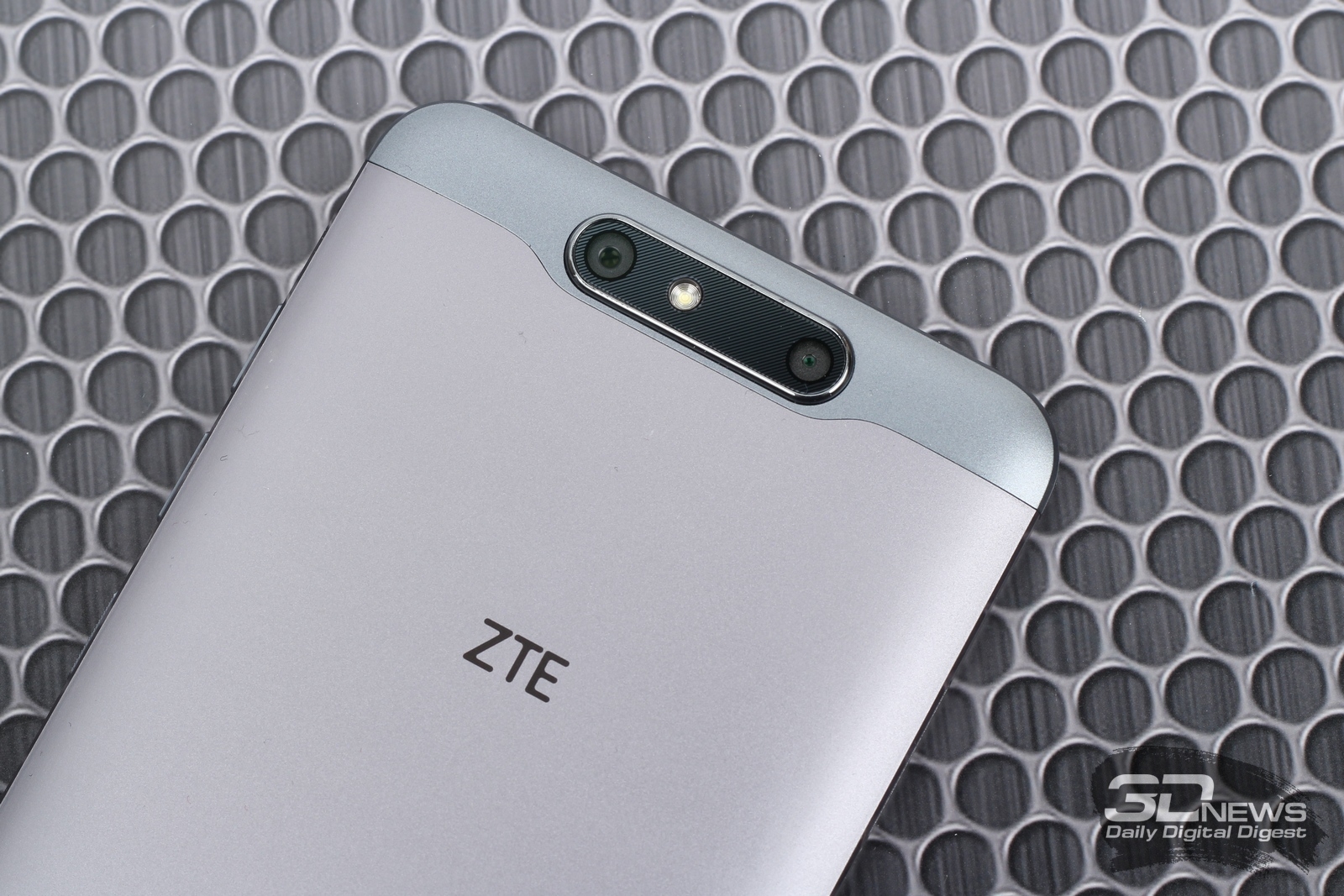 ЗТЕ Блейд V8 на новейшей операционной системе андроид с поддержкой две сим карты и карты памяти Micro SD объемом до 128 Гб