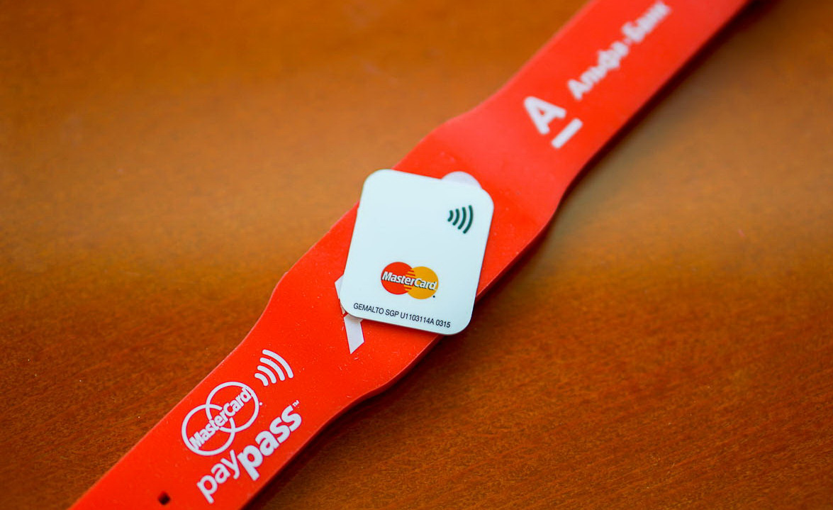 Фитнес-браслет Xiaomi Mi Band 4 NFC научился открывать двери