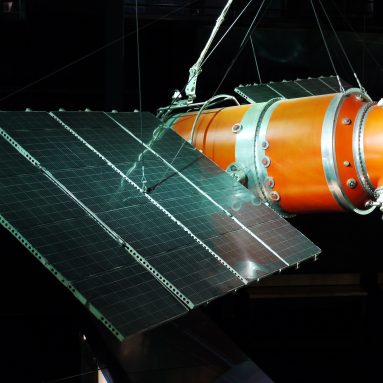ВВС США опасаются столкновения спутника Genesis II с неработающим советским спутником «Космос-1300»