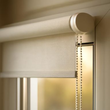 Кассетные рулонные шторы как современное решение для защиты от солнца и уюта в доме